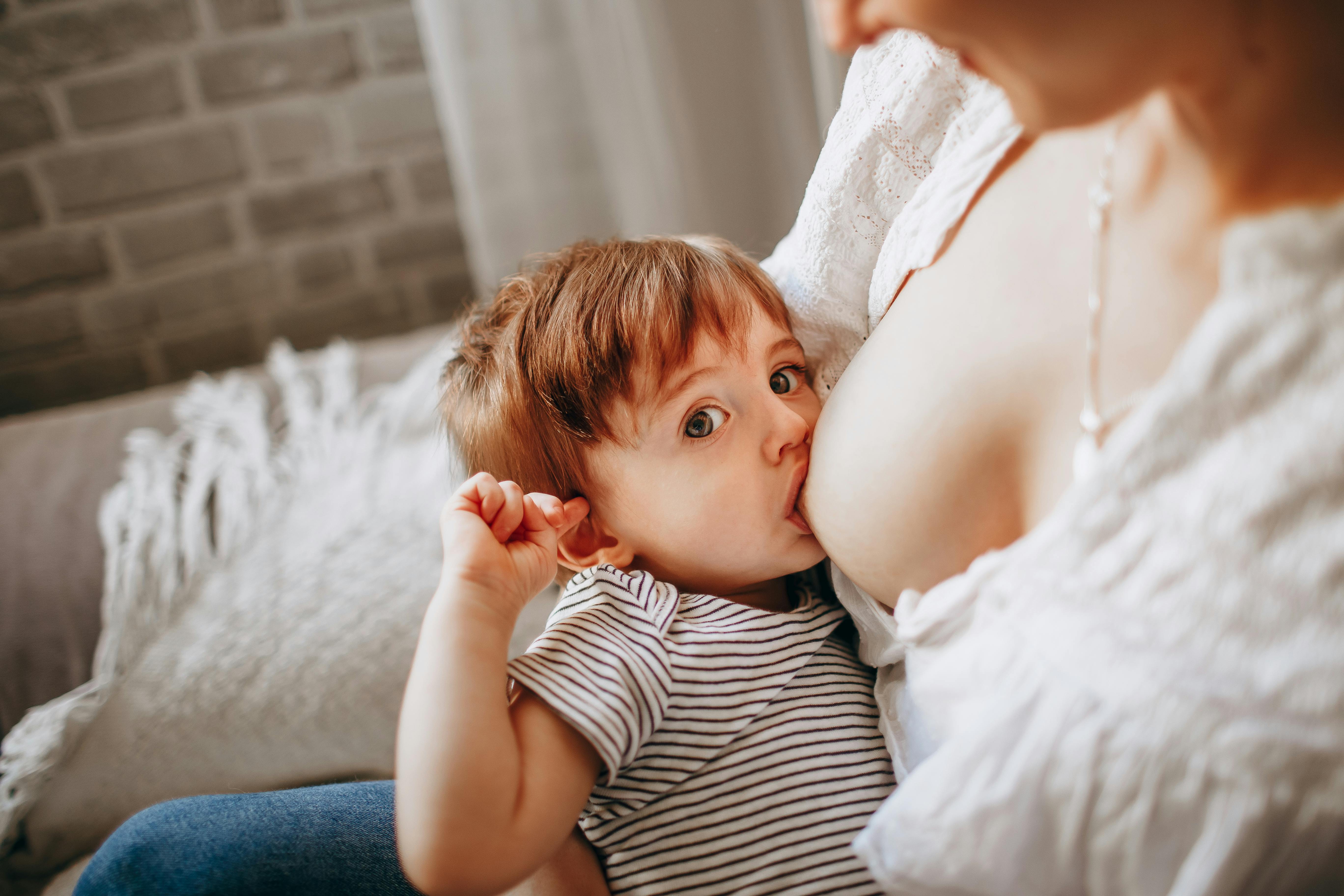 Maman fatiguée allaitant