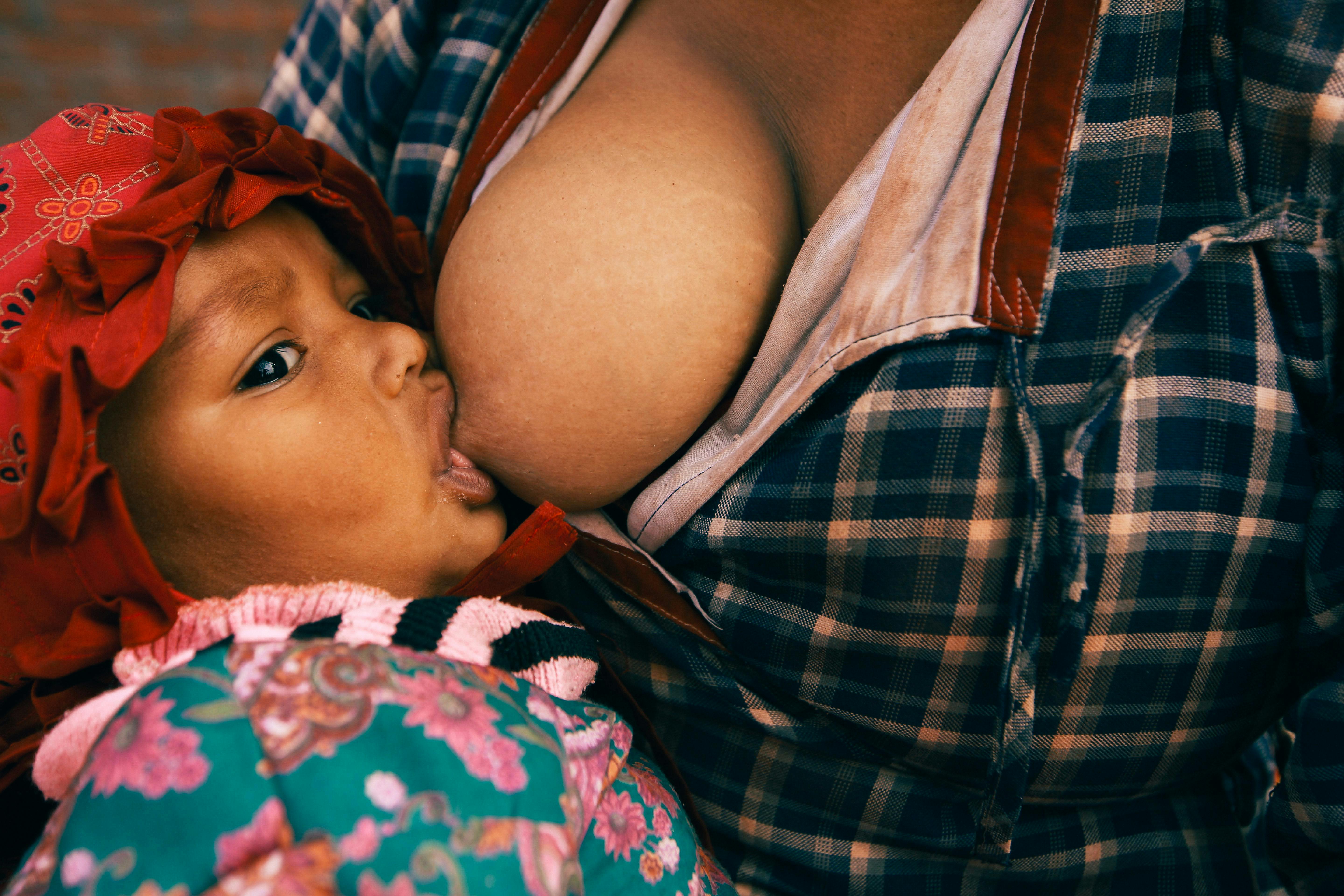 Bébé goûtant des aliments solides