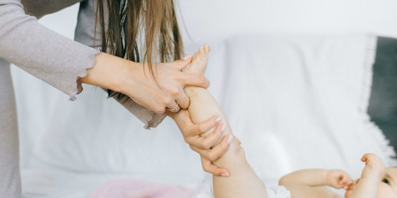 Les Bienfaits du Massage Bébé pour Soulager et Apaiser
