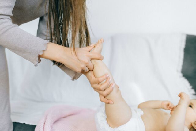 Les Bienfaits du Massage Bébé pour Soulager et Apaiser