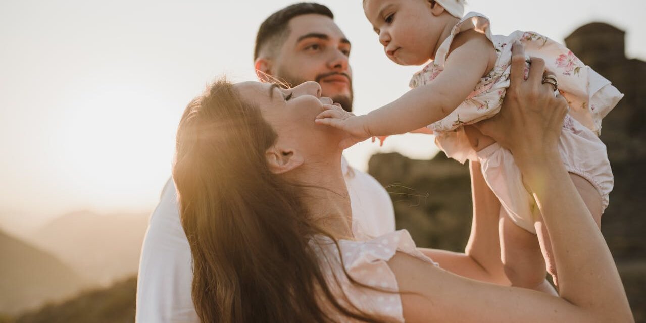 Moments Bébé Inoubliables : Capturez-les en 5 Min/Mois avec l’App et le Journal Papier