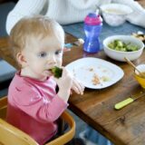 bébé mange tout seul-baby journal
