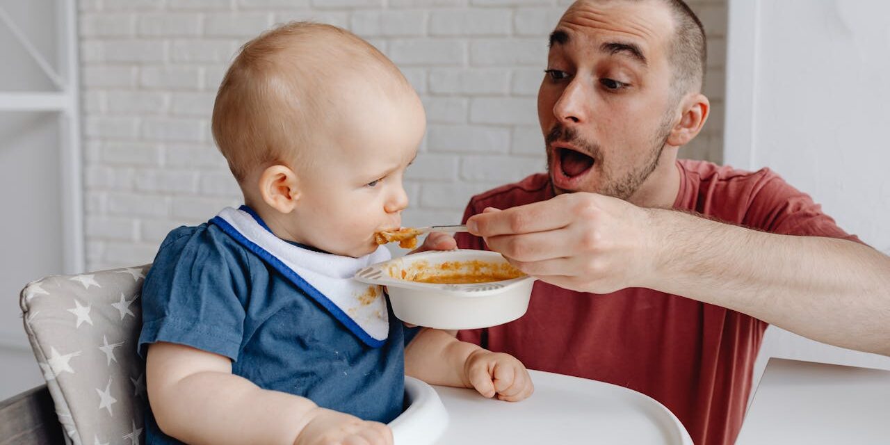 Menu Bébé 6 Mois : Guide Complet + Comment Capturer Ces Moments dans Baby Journal