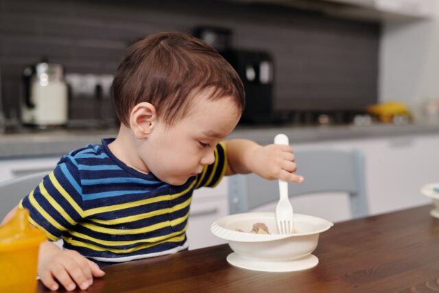 bébé apprend utiliser fourchette-baby journal