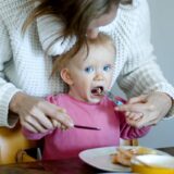 bébé apprend utiliser fourchette-baby journal