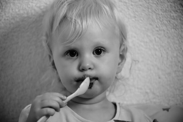 bébé commence manger cuillère seul-baby journal