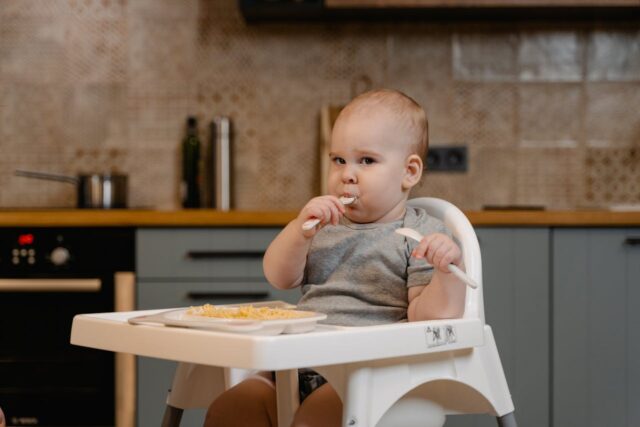 bébé commence manger cuillère seul-baby journal