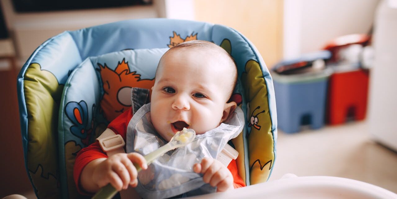 Bébé Commence Manger Cuillère Seul : Encourager + 12 Aliments Idéaux