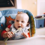 bébé commence manger cuillère seul-baby journal