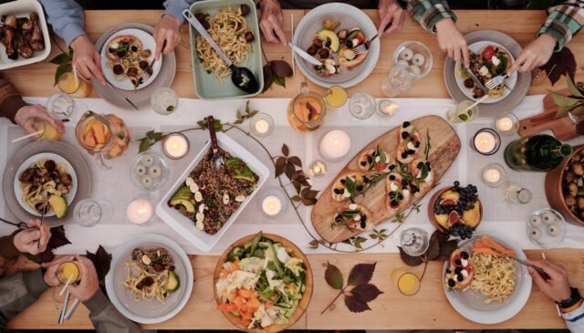 repas bébé avec famille-baby journal