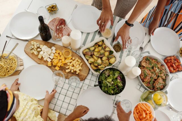 repas bébé avec famille-baby journal