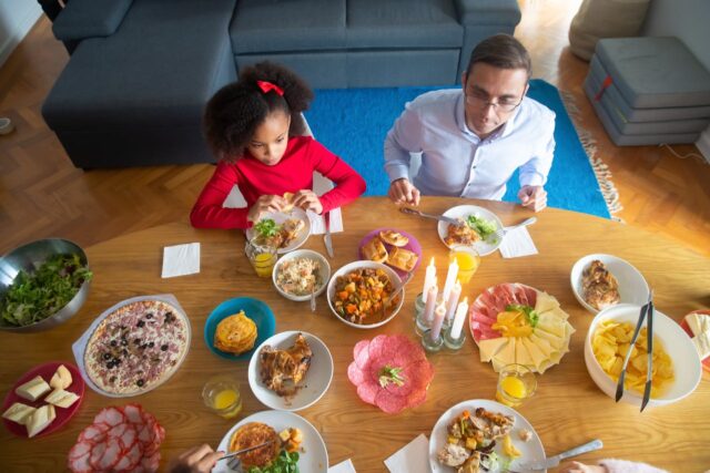 repas bébé avec famille-baby journal