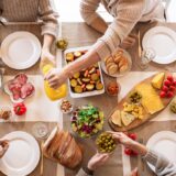 repas bébé avec famille-baby journal