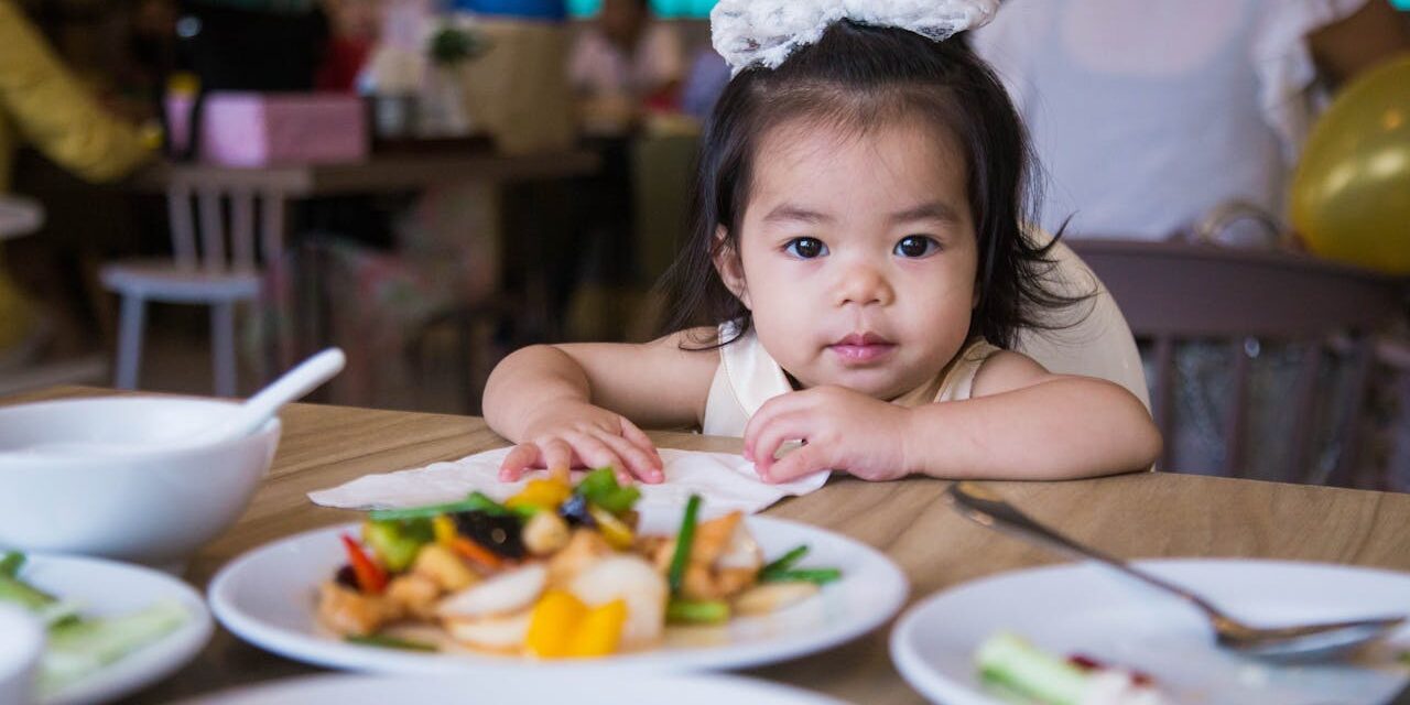 Repas Bébé Restaurant : Commandes Sûres + Idées Pratiques