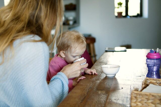bébé boit tasse transition-baby journal