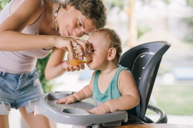 bébé boit tasse transition-baby journal