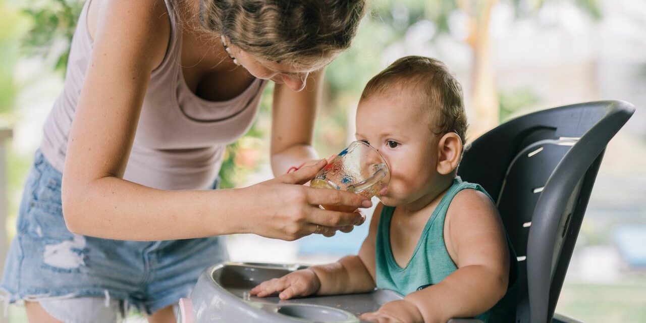 Bébé Boit Tasse : Biberon Transition + Auto-Hydratation + 8 Conseils Sevrage