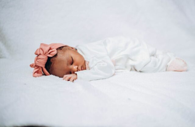 bébé dort sur le ventre-baby journal