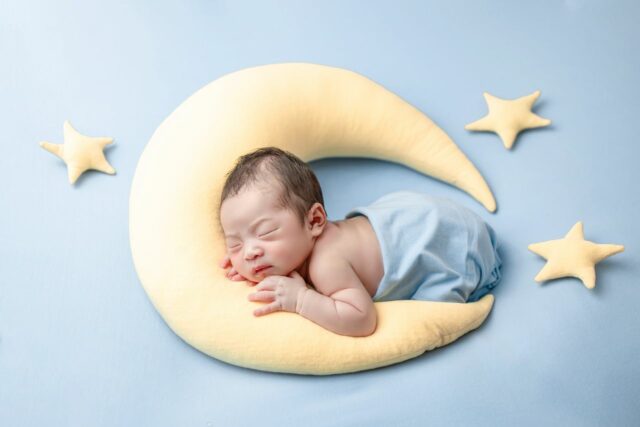 bébé dort sur le ventre-baby journal