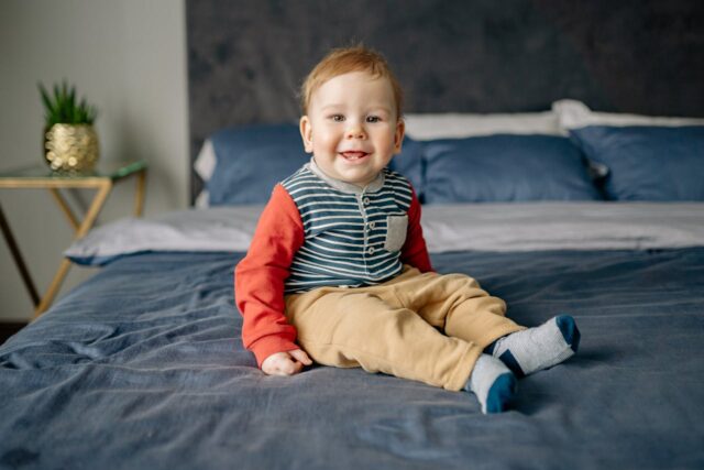 bébé s'assoit seul-baby journal