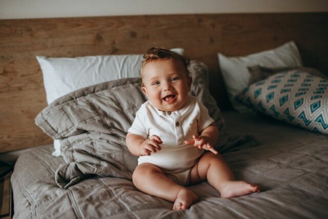 bébé s'assoit seul-baby journal