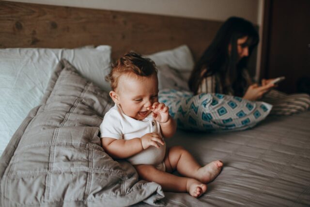 bébé s'assoit seul-baby journal