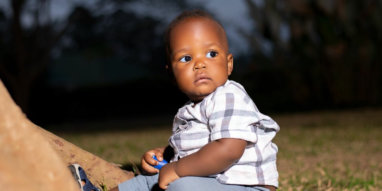 Bébé S’Assoit Seul : Les Étapes du Développement à Connaître