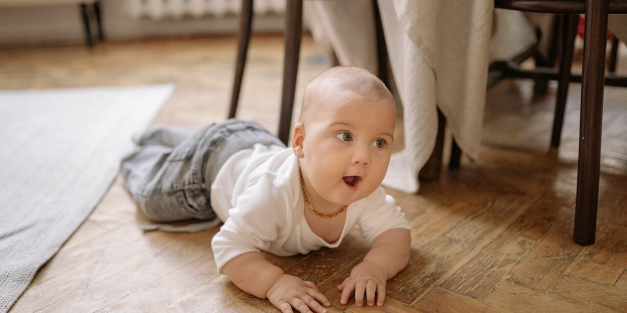 Bébé Se Retourne : À Quel Âge et Que Faire pour l’Encourager ?