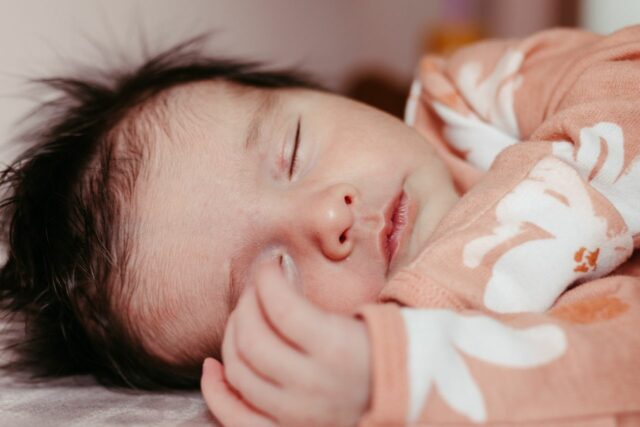 bébé tient sa tête-baby journal