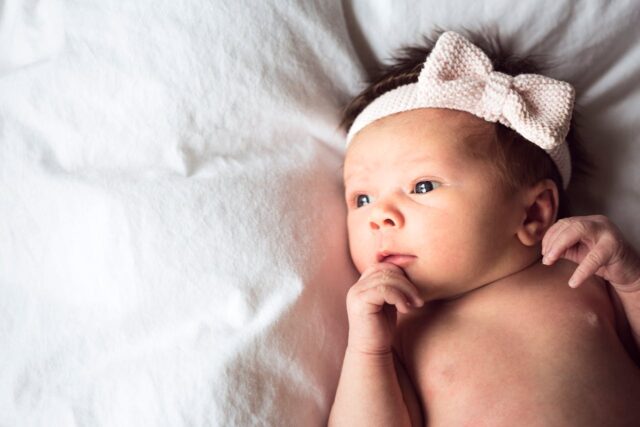 bébé tient sa tête-baby journal