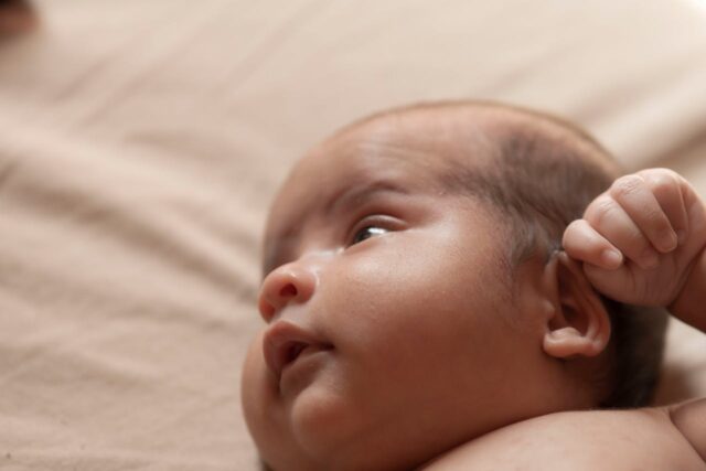 bébé tient sa tête-baby journal