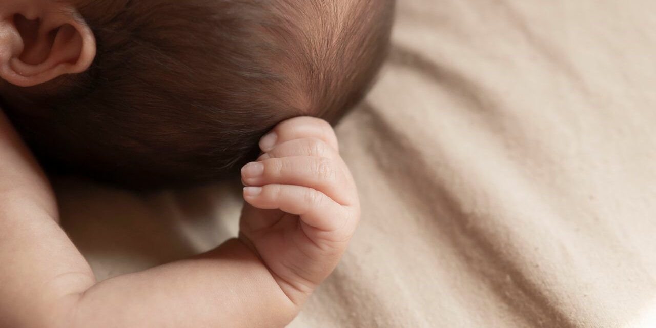Quand Bébé Tient-il Sa Tête ? Guide Mois par Mois