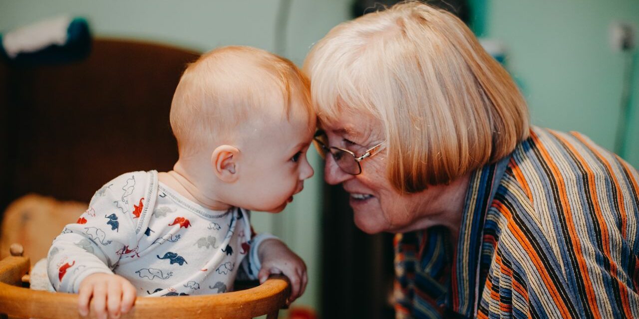 Quel Cadeau Offrir aux Grands-Parents pour Suivre la Vie de Bébé à Distance