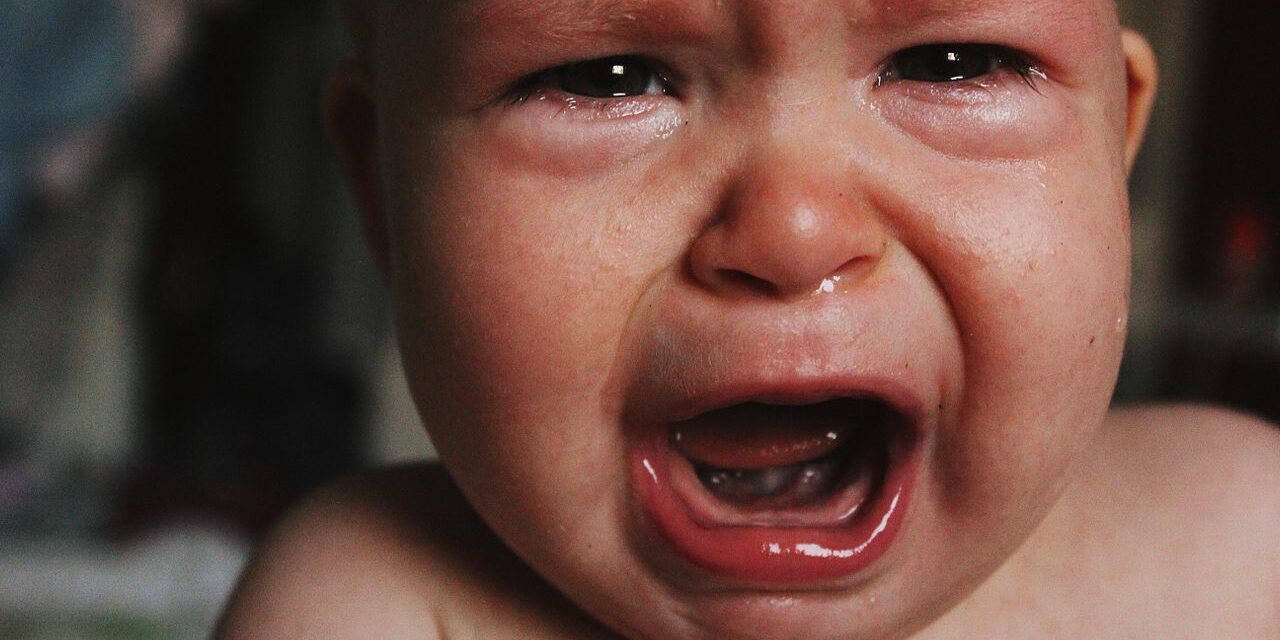 Crise des 8 Mois : Pourquoi Bébé Devient-il Plus Collant ?