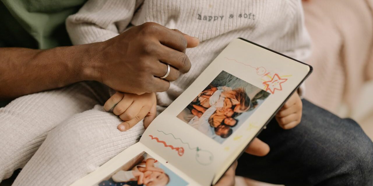 Garde Alternée : Comment Partager les Souvenirs de Bébé Entre Deux Foyers