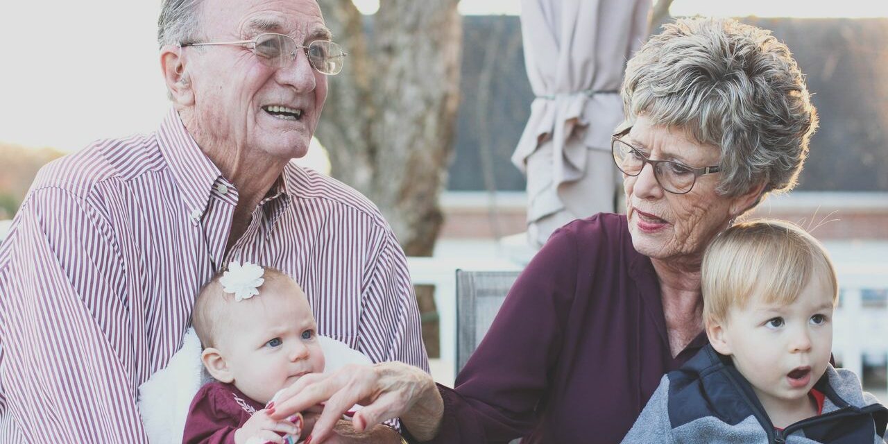 Grands-Parents Éloignés : Comment Leur Faire Vivre Chaque Étape de Bébé