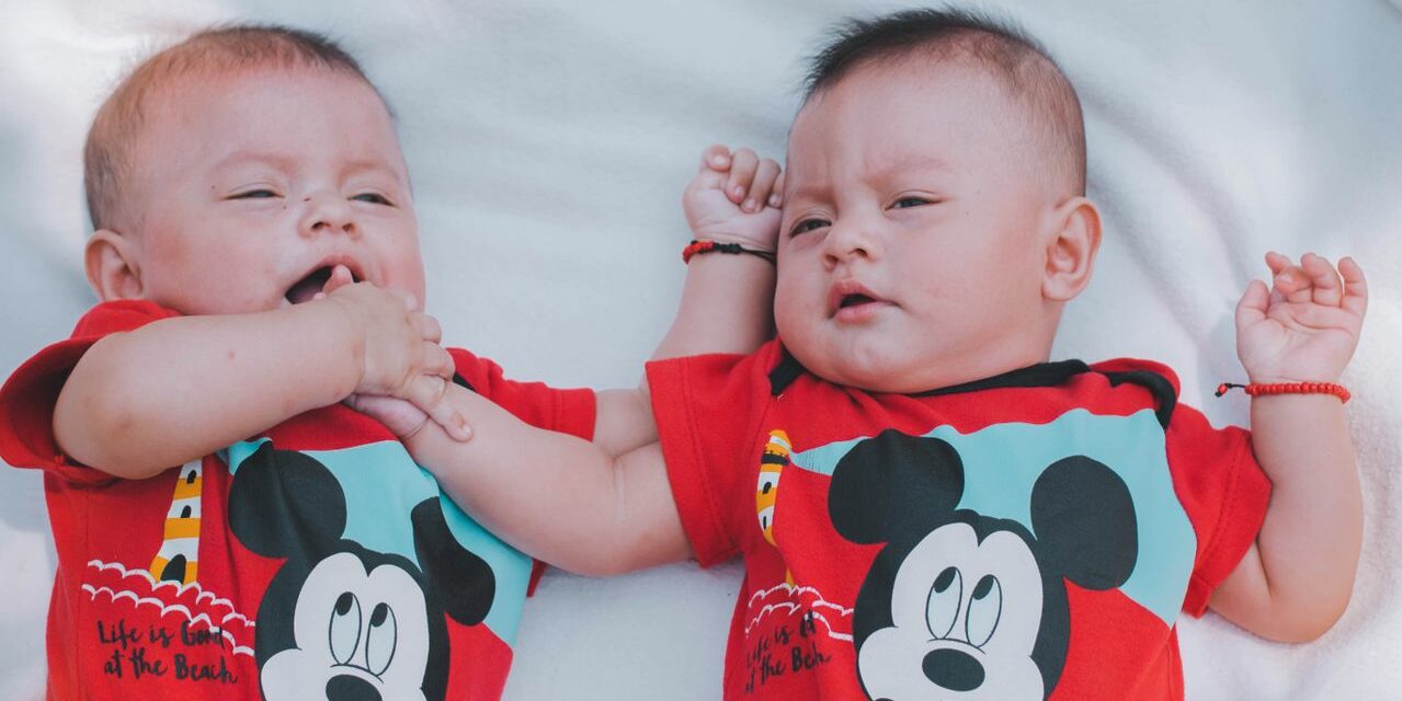 Jumeaux : Comment Garder un Souvenir Distinct pour Chaque Enfant