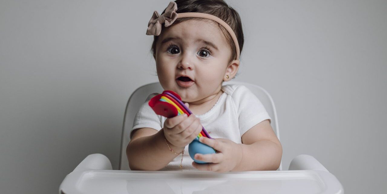 Langage des Signes pour Bébé : Premiers Signes à Noter dans Son Journal