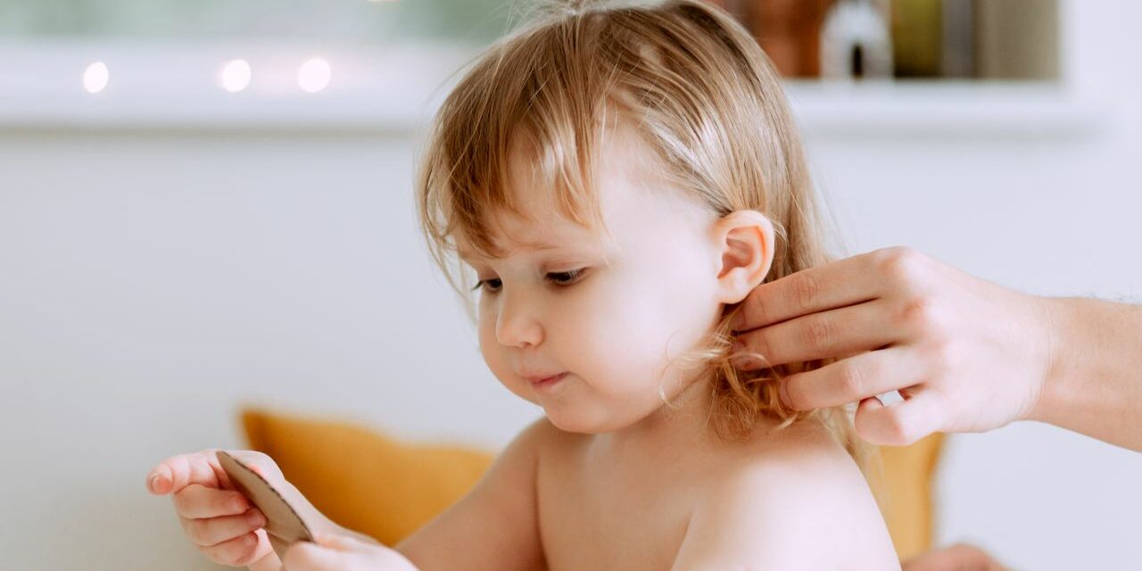 Garder la Première Mèche de Cheveux de Bébé : Bonne ou Mauvaise Idée ?