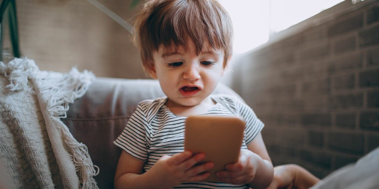 Temps d’Écran chez le Bébé : Que Disent Vraiment les Recommandations 2026