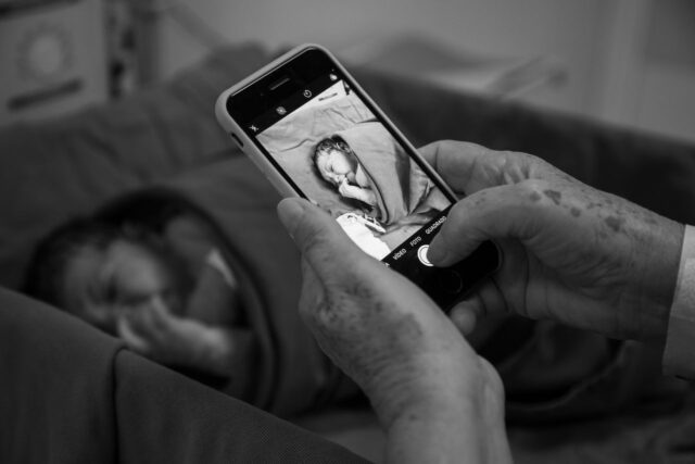 trop de photos bébé téléphone-baby journal