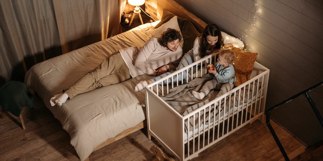 Bébé dans la Chambre des Parents : Jusqu&rsquo;à Quel Âge et Comment s&rsquo;Organiser