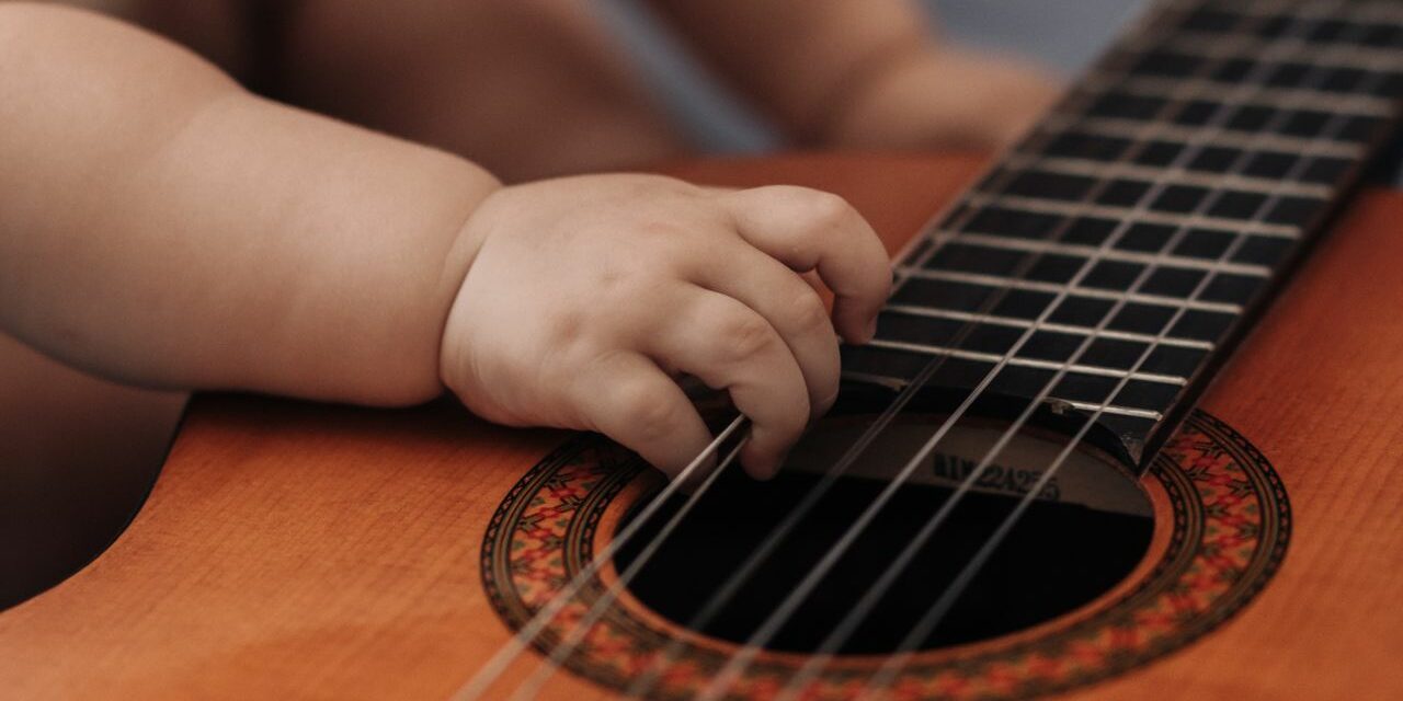 Éveil Musical pour Bébé : Instruments, Chansons et Routines