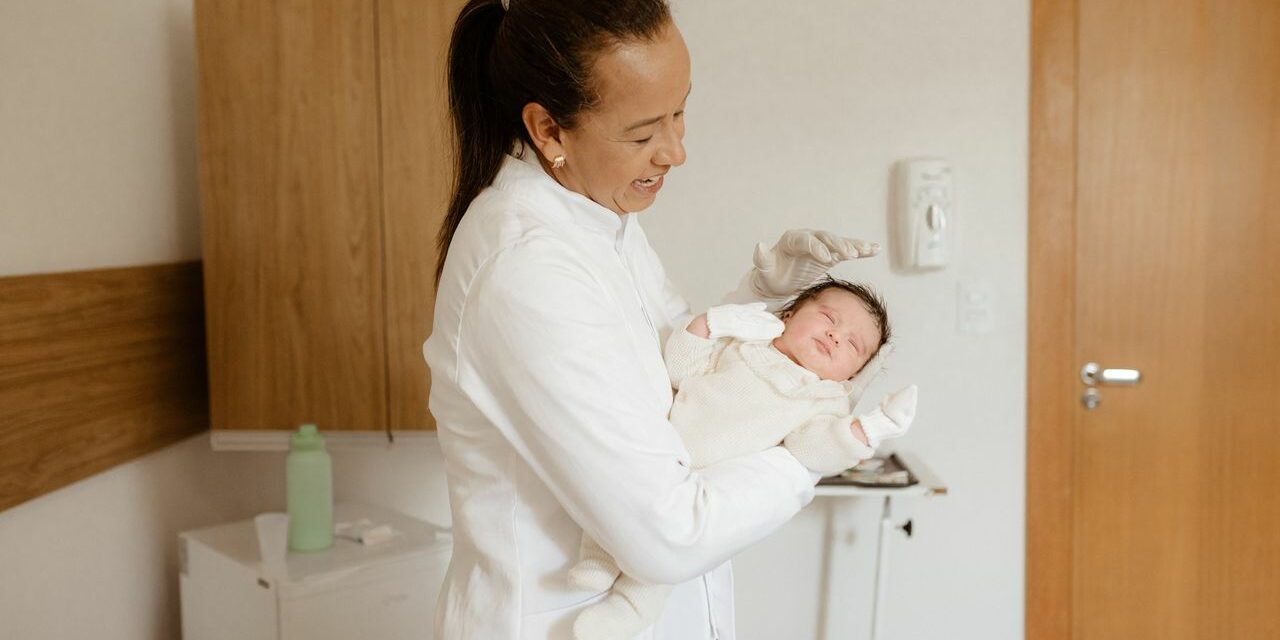 Ostéopathe pour Bébé : Quand Consulter et à Quoi s&rsquo;Attendre