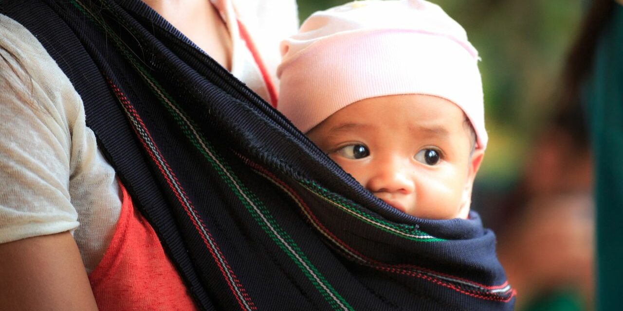 Portage en Écharpe : Comment Choisir et Bien Installer Son Bébé