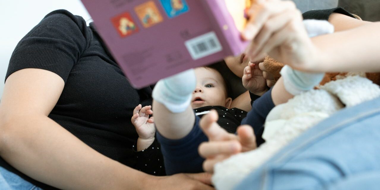 Premiers Livres de Bébé : Comment Choisir et Quand Commencer