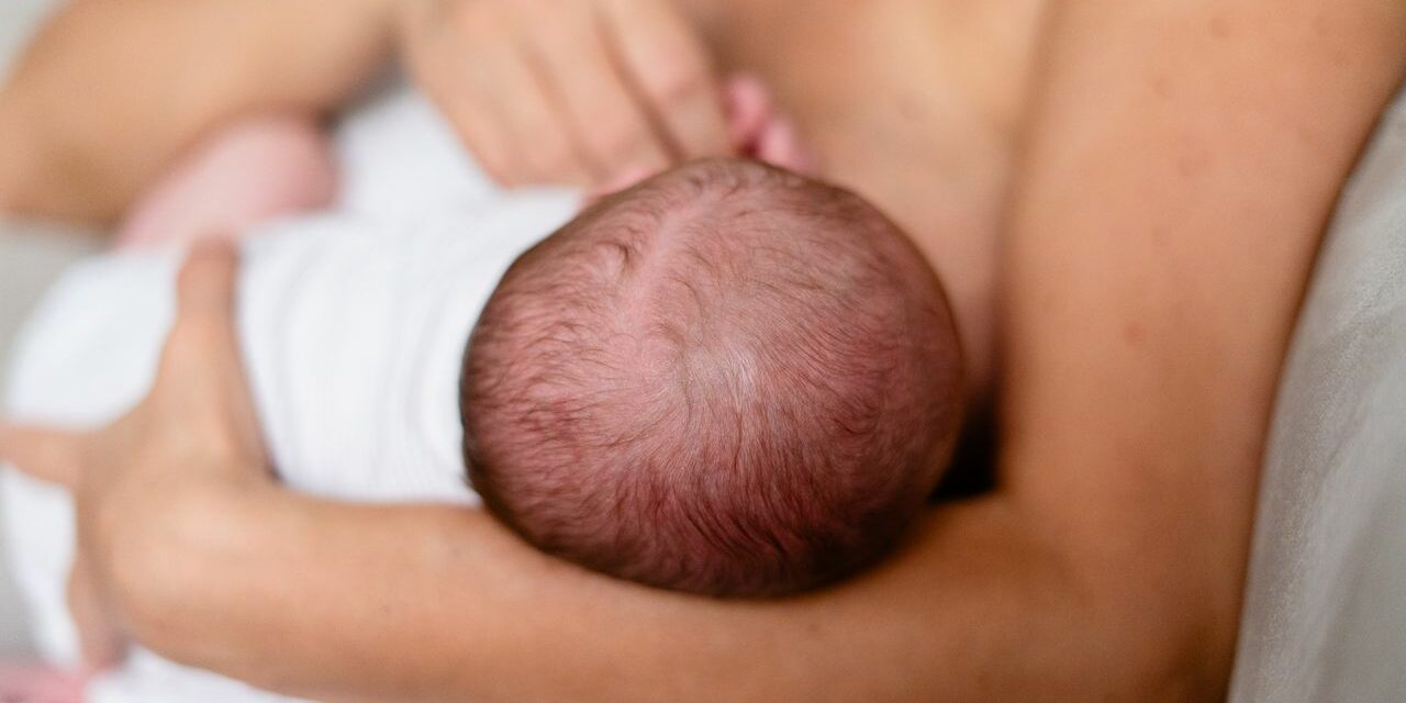 Positions d&rsquo;Allaitement : Trouver Celle qui Convient à Vous et Bébé