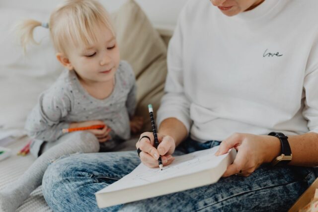art créativité bébé premiers dessins-baby journal