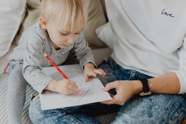 art créativité bébé premiers dessins-baby journal