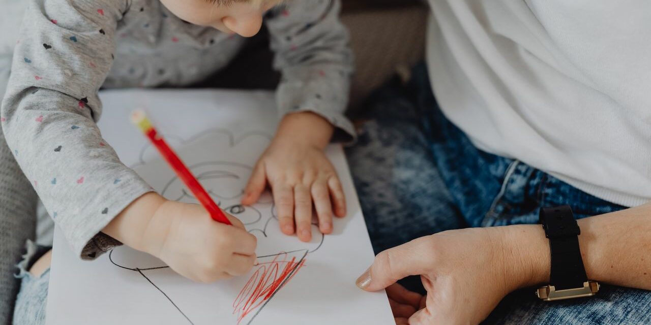 Premiers Dessins de Bébé : Comment les Conserver et les Valoriser